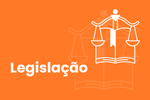 Banner em laranja. No canto da imagem, ilustração de balança jurídica e legislação em branco.